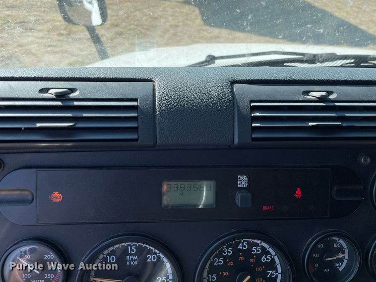 image for item NX9803 2014 Freightliner Cascadia  semi truck