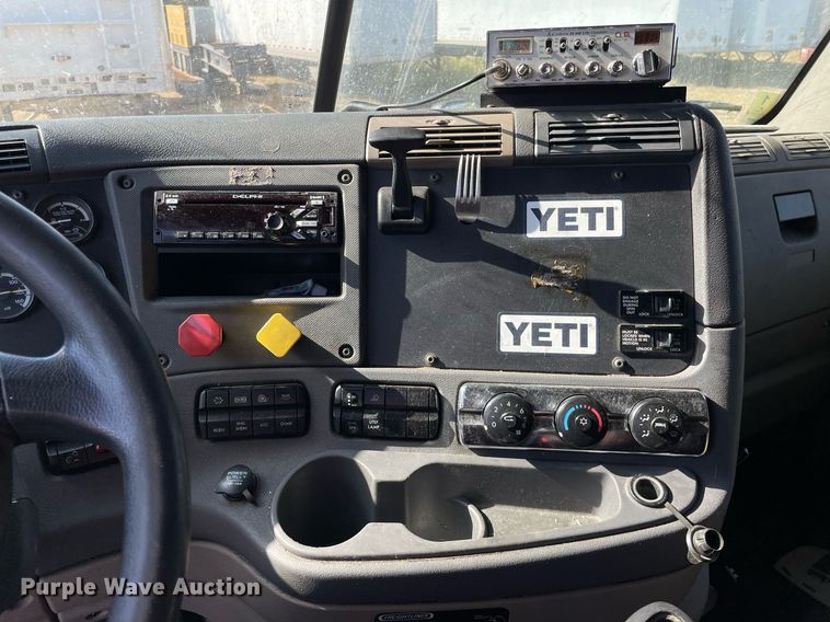 image for item NX9803 2014 Freightliner Cascadia  semi truck