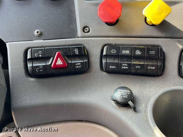 image for item NX9803 2014 Freightliner Cascadia  semi truck