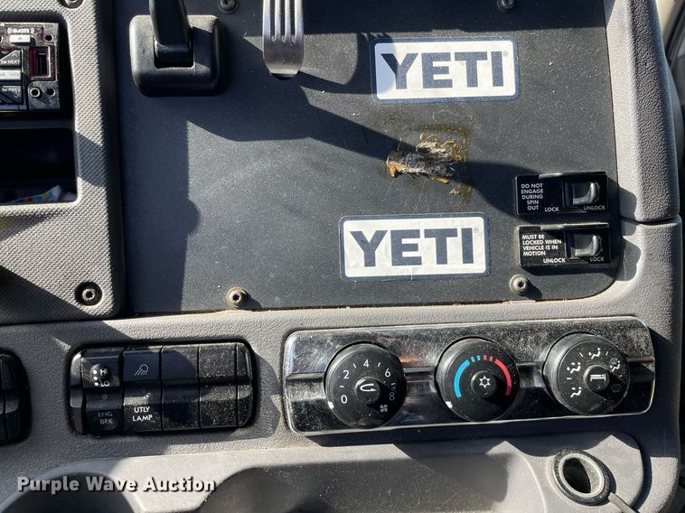 image for item NX9803 2014 Freightliner Cascadia  semi truck