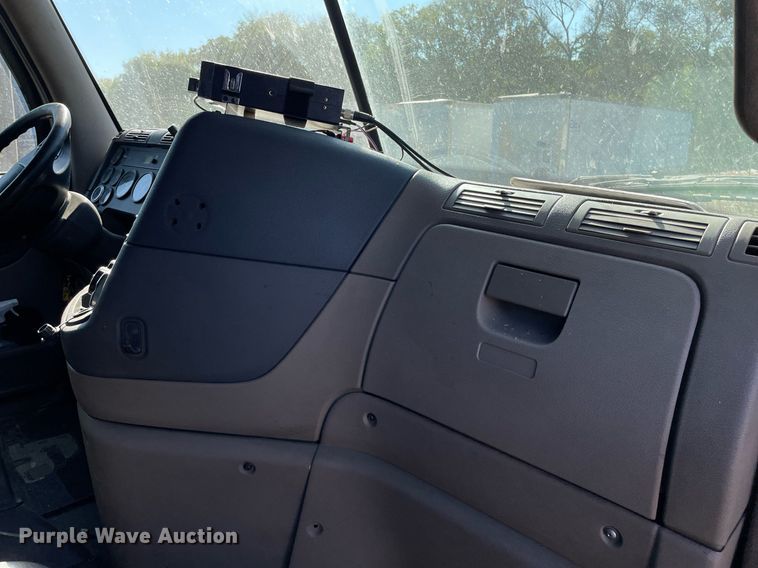 image for item NX9803 2014 Freightliner Cascadia  semi truck