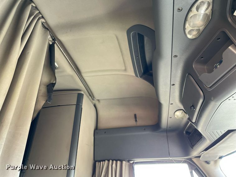 image for item NX9803 2014 Freightliner Cascadia  semi truck