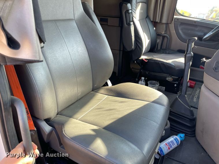 image for item NX9803 2014 Freightliner Cascadia  semi truck