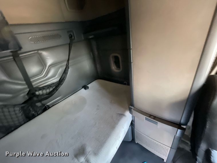 image for item NX9803 2014 Freightliner Cascadia  semi truck