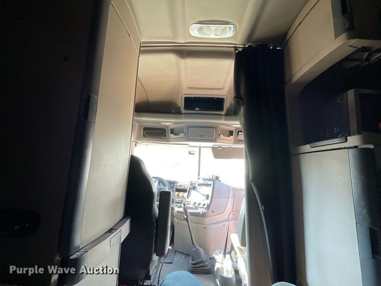 image for item NX9803 2014 Freightliner Cascadia  semi truck