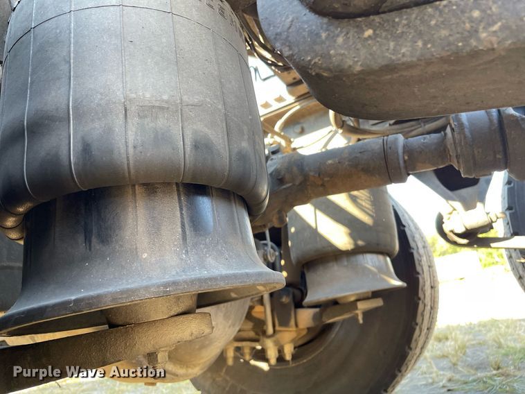 image for item NX9803 2014 Freightliner Cascadia  semi truck