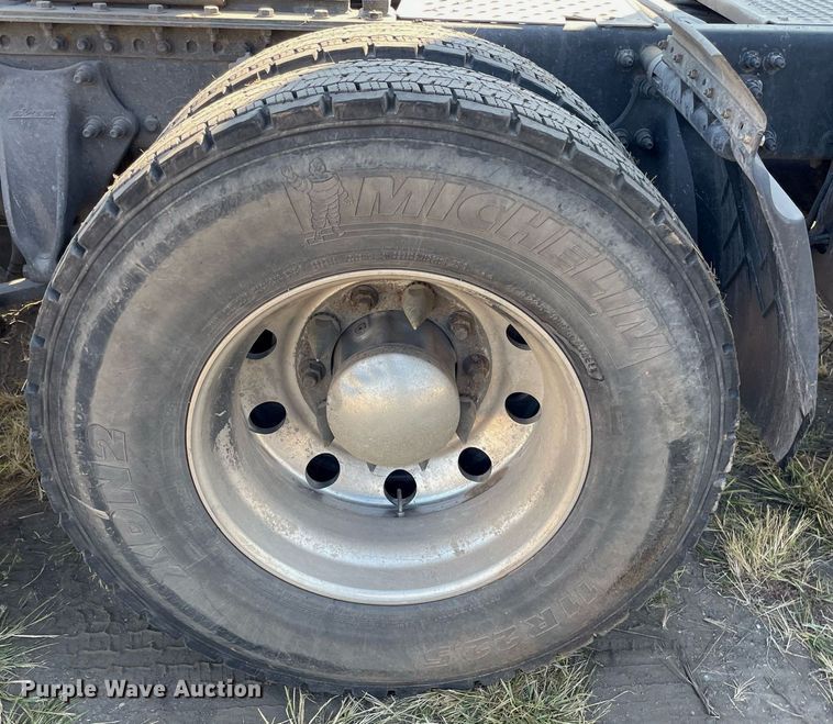 image for item NX9803 2014 Freightliner Cascadia  semi truck