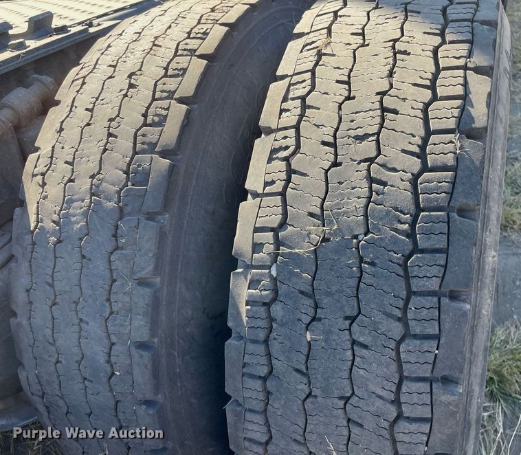 image for item NX9803 2014 Freightliner Cascadia  semi truck