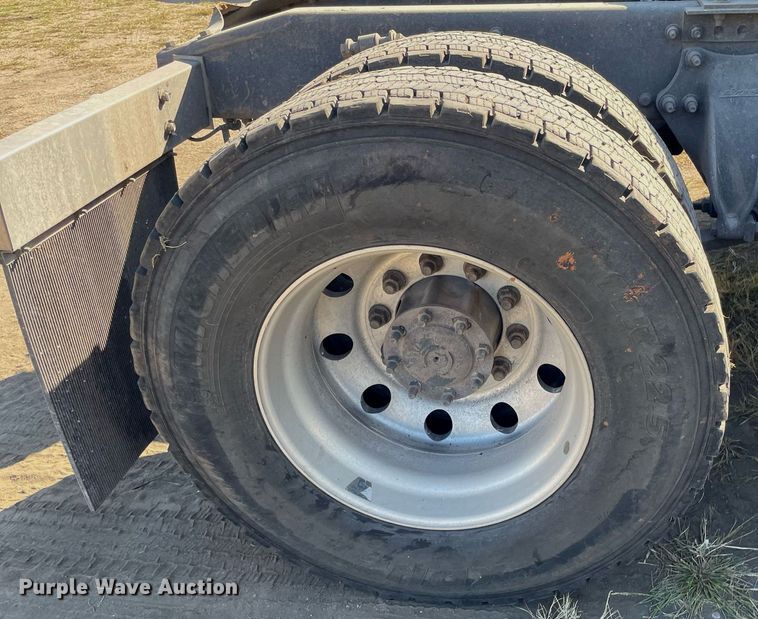 image for item NX9803 2014 Freightliner Cascadia  semi truck