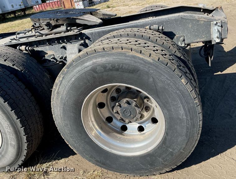 image for item NX9803 2014 Freightliner Cascadia  semi truck