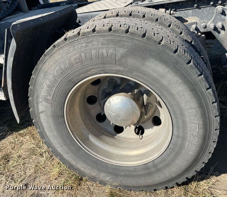 image for item NX9803 2014 Freightliner Cascadia  semi truck