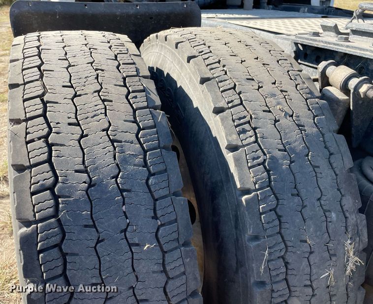 image for item NX9803 2014 Freightliner Cascadia  semi truck