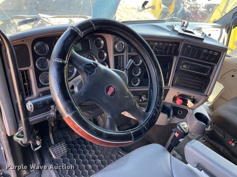 image for item NX9804 2010 Kenworth T2000  semi truck