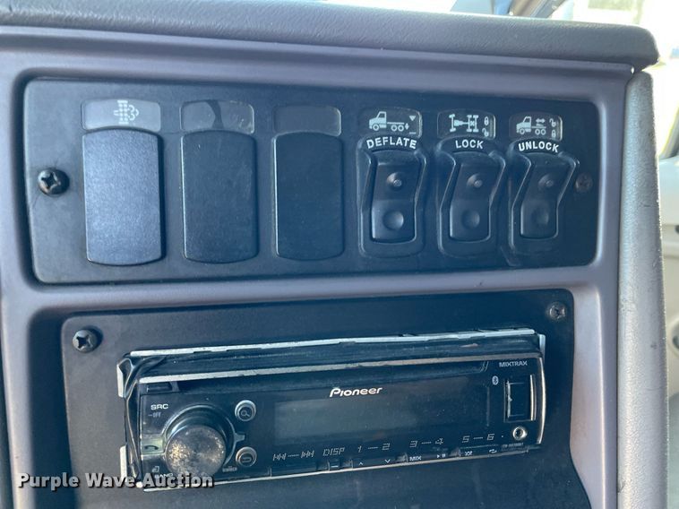 image for item NX9804 2010 Kenworth T2000  semi truck