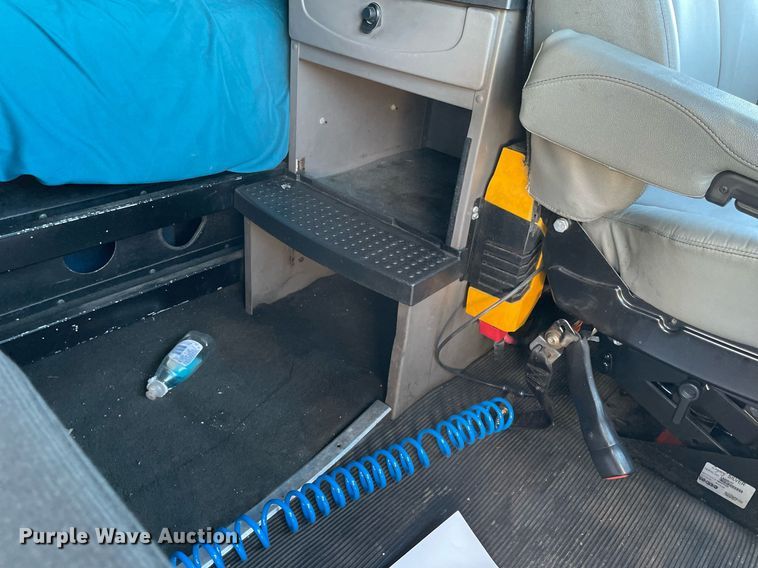 image for item NX9804 2010 Kenworth T2000  semi truck