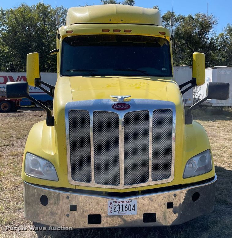 image for item NX9805 2017 Peterbilt 579  semi truck