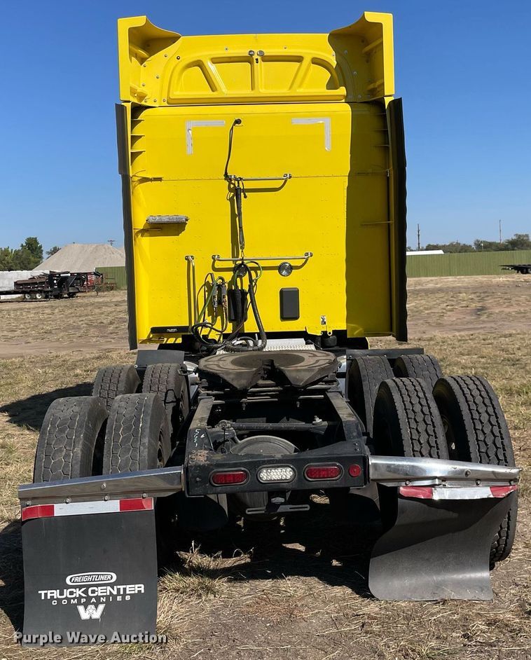 image for item NX9805 2017 Peterbilt 579  semi truck