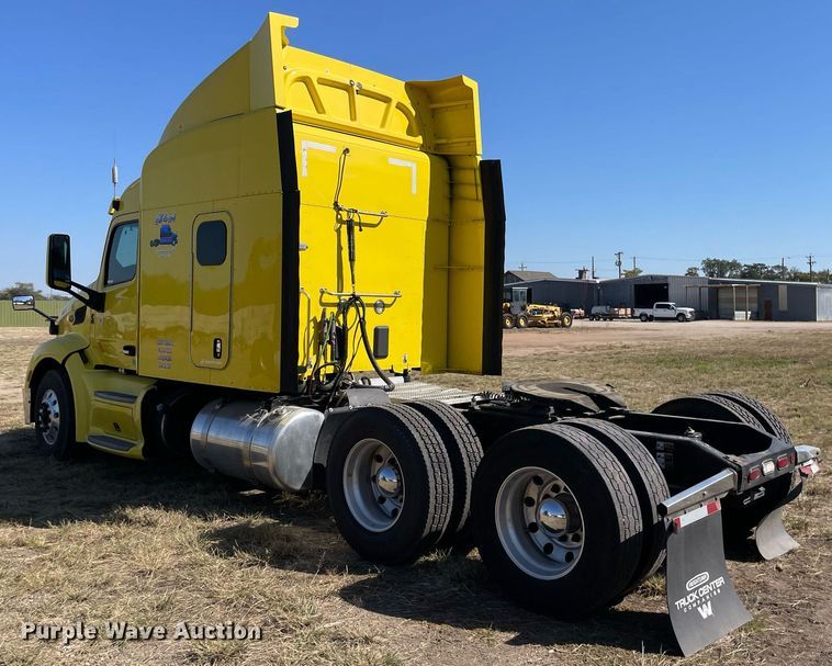 image for item NX9805 2017 Peterbilt 579  semi truck