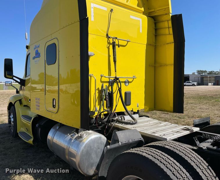 image for item NX9805 2017 Peterbilt 579  semi truck