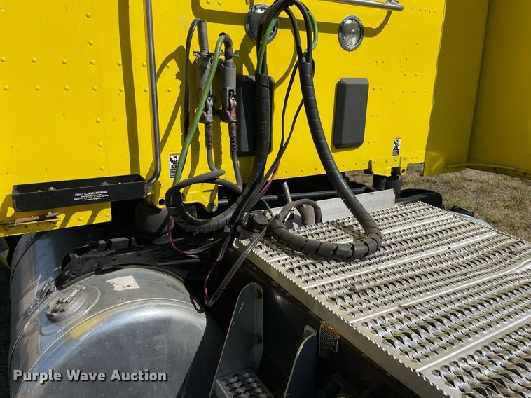 image for item NX9805 2017 Peterbilt 579  semi truck