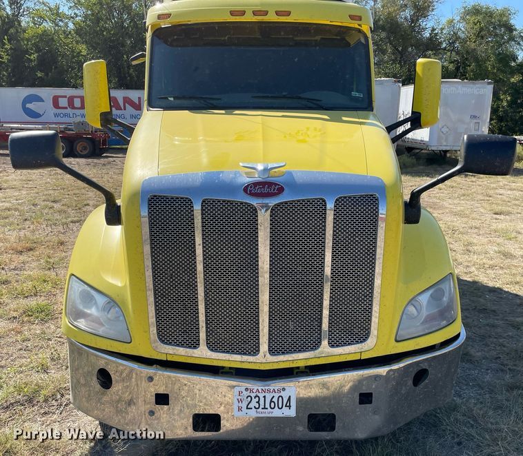 image for item NX9805 2017 Peterbilt 579  semi truck