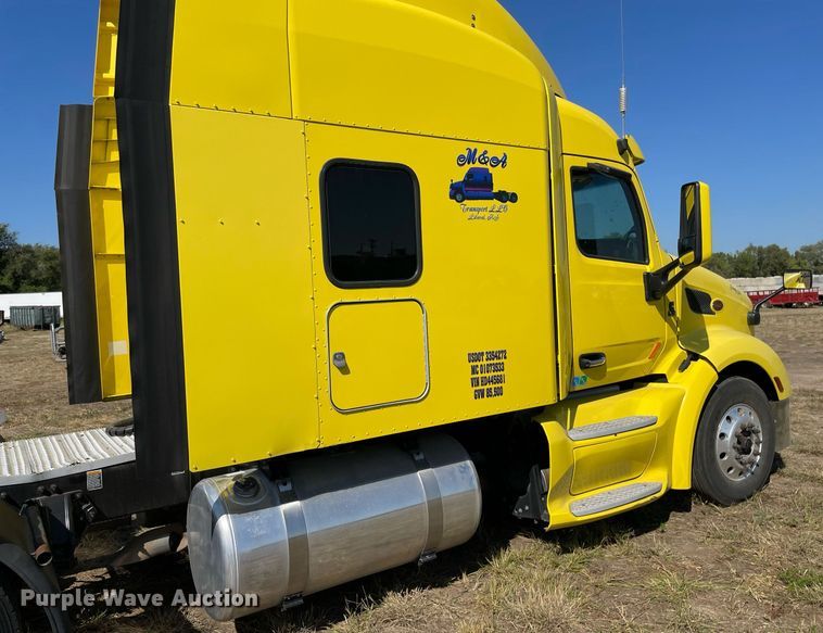 image for item NX9805 2017 Peterbilt 579  semi truck