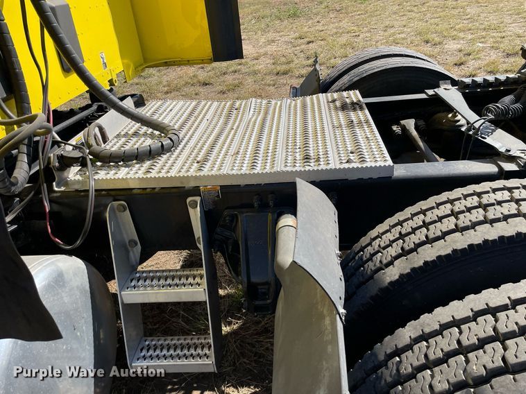 image for item NX9805 2017 Peterbilt 579  semi truck