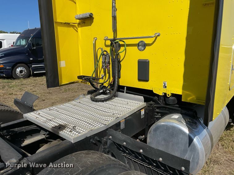 image for item NX9805 2017 Peterbilt 579  semi truck