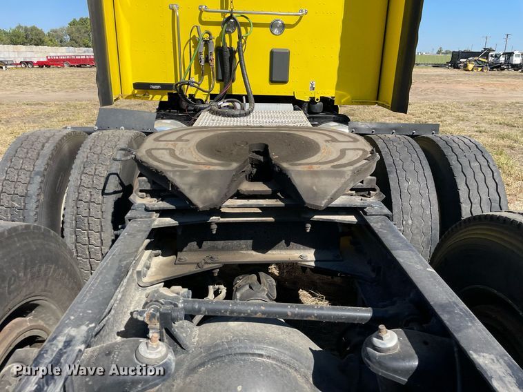 image for item NX9805 2017 Peterbilt 579  semi truck