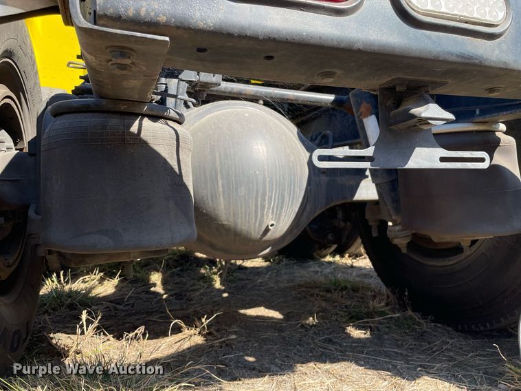 image for item NX9805 2017 Peterbilt 579  semi truck