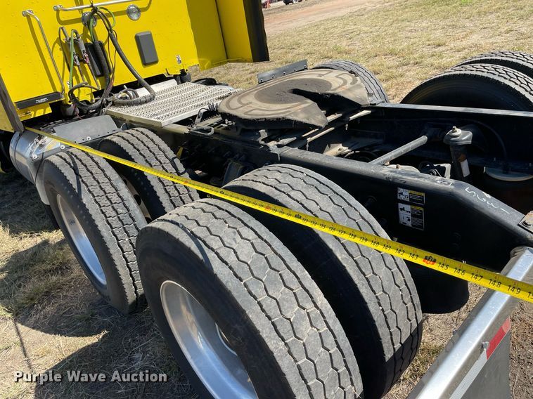 image for item NX9805 2017 Peterbilt 579  semi truck