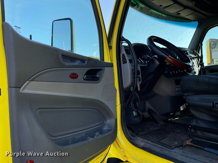 image for item NX9805 2017 Peterbilt 579  semi truck