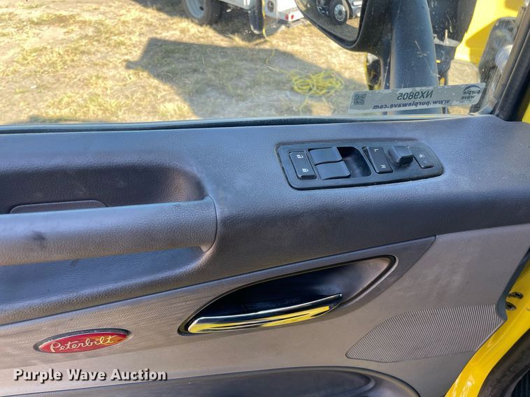 image for item NX9805 2017 Peterbilt 579  semi truck