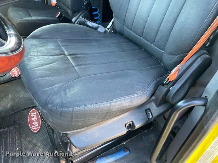 image for item NX9805 2017 Peterbilt 579  semi truck