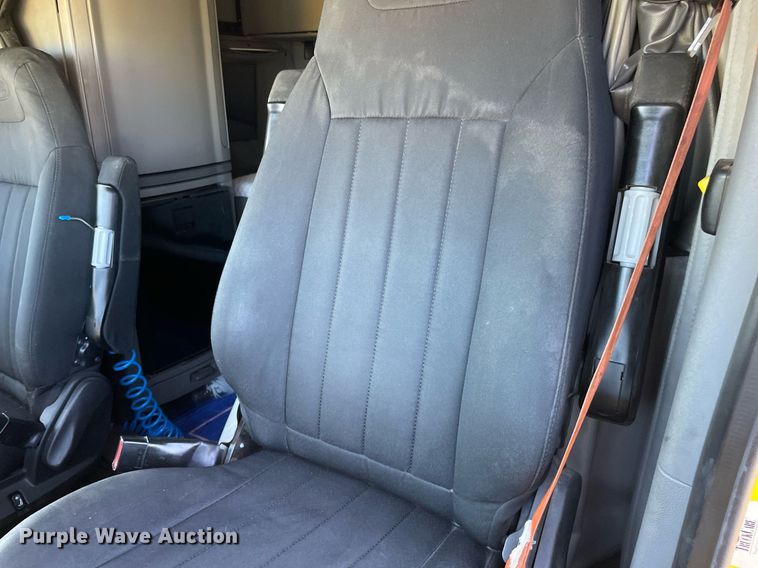 image for item NX9805 2017 Peterbilt 579  semi truck