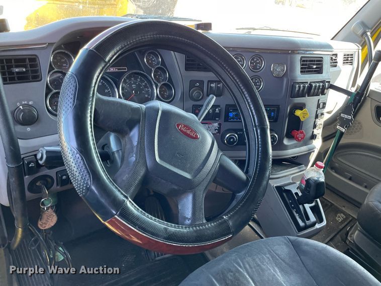 image for item NX9805 2017 Peterbilt 579  semi truck