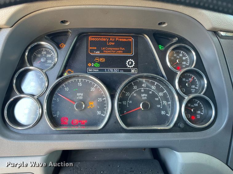 image for item NX9805 2017 Peterbilt 579  semi truck