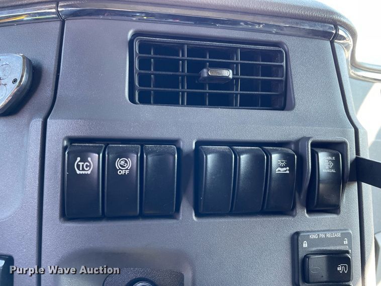 image for item NX9805 2017 Peterbilt 579  semi truck