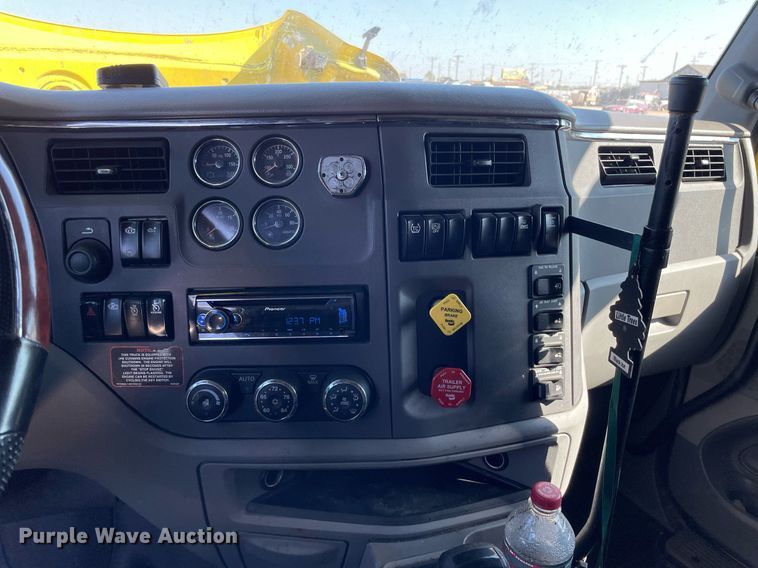 image for item NX9805 2017 Peterbilt 579  semi truck