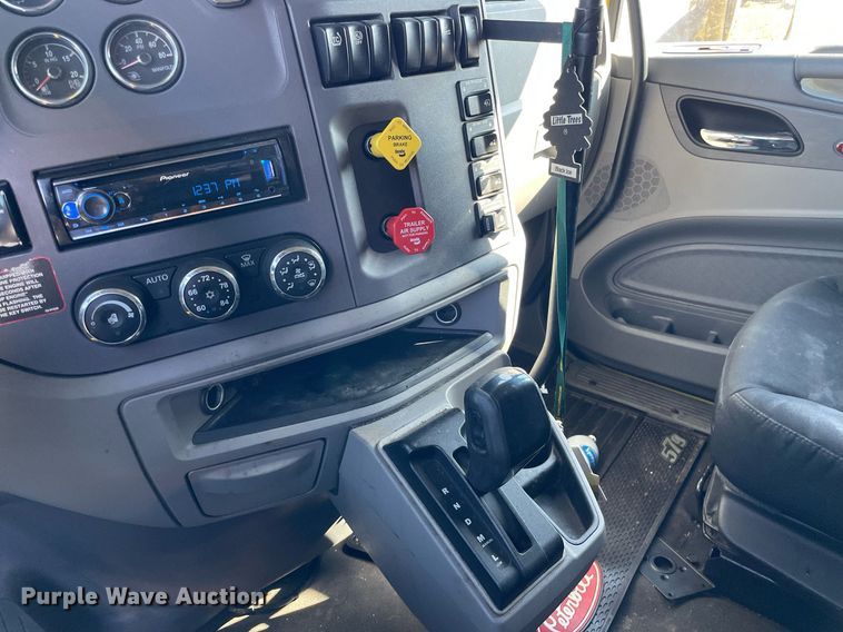 image for item NX9805 2017 Peterbilt 579  semi truck