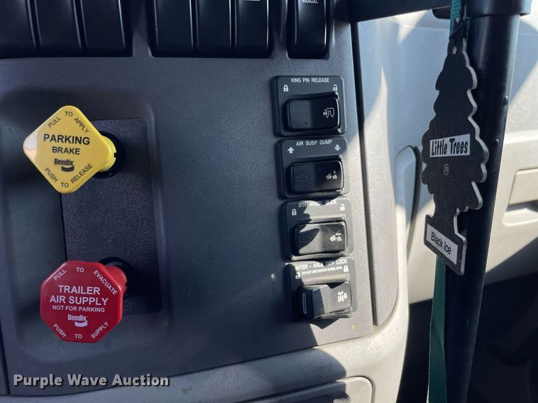 image for item NX9805 2017 Peterbilt 579  semi truck