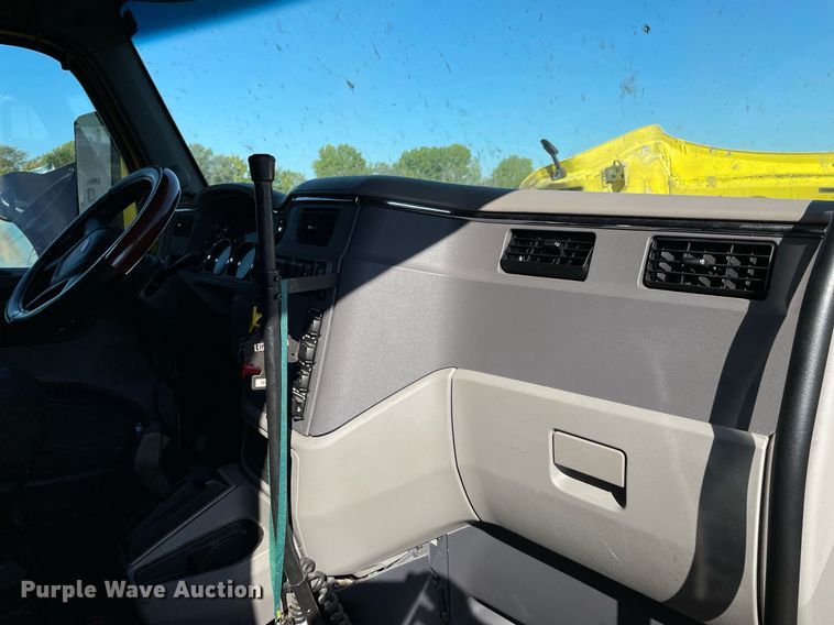 image for item NX9805 2017 Peterbilt 579  semi truck