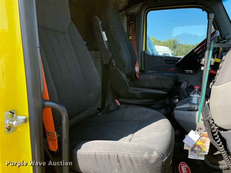 image for item NX9805 2017 Peterbilt 579  semi truck