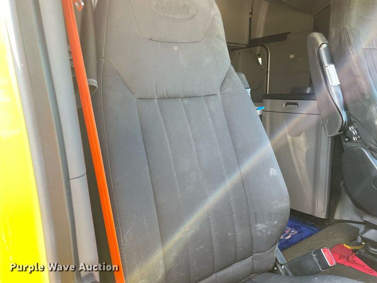 image for item NX9805 2017 Peterbilt 579  semi truck