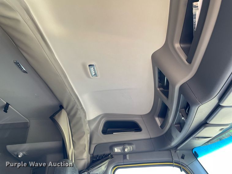 image for item NX9805 2017 Peterbilt 579  semi truck