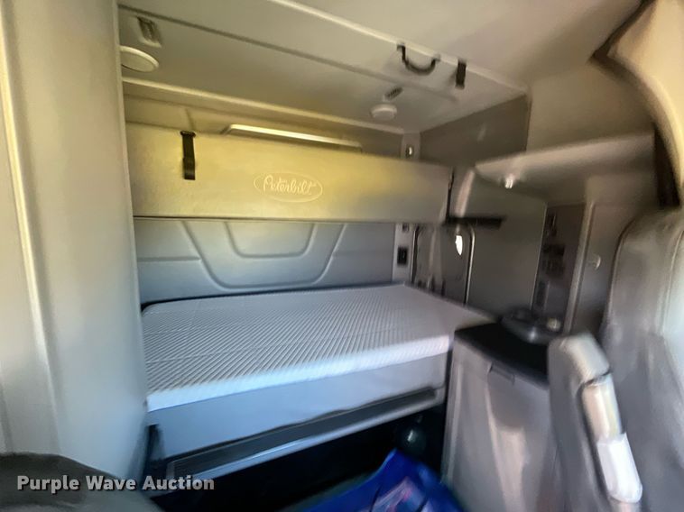 image for item NX9805 2017 Peterbilt 579  semi truck