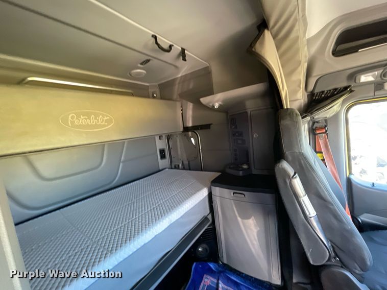 image for item NX9805 2017 Peterbilt 579  semi truck