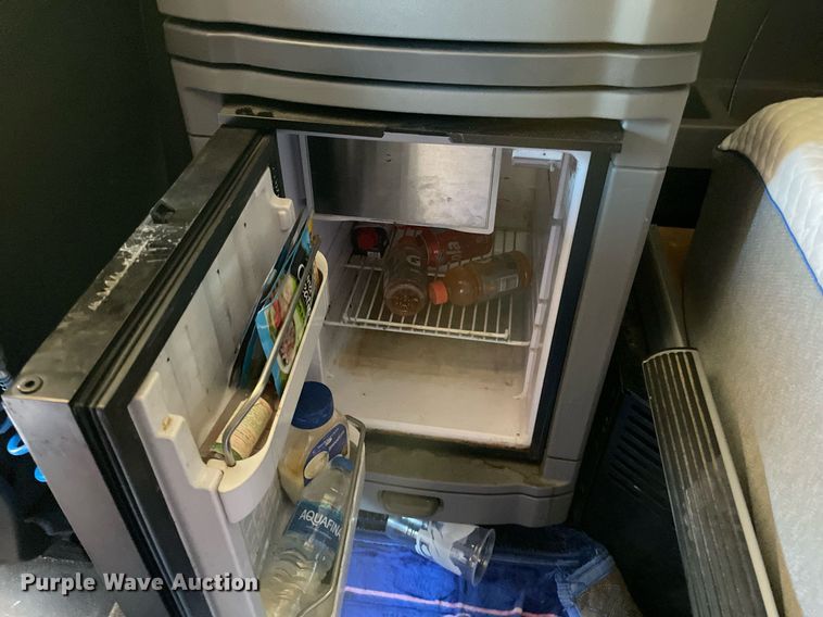 image for item NX9805 2017 Peterbilt 579  semi truck