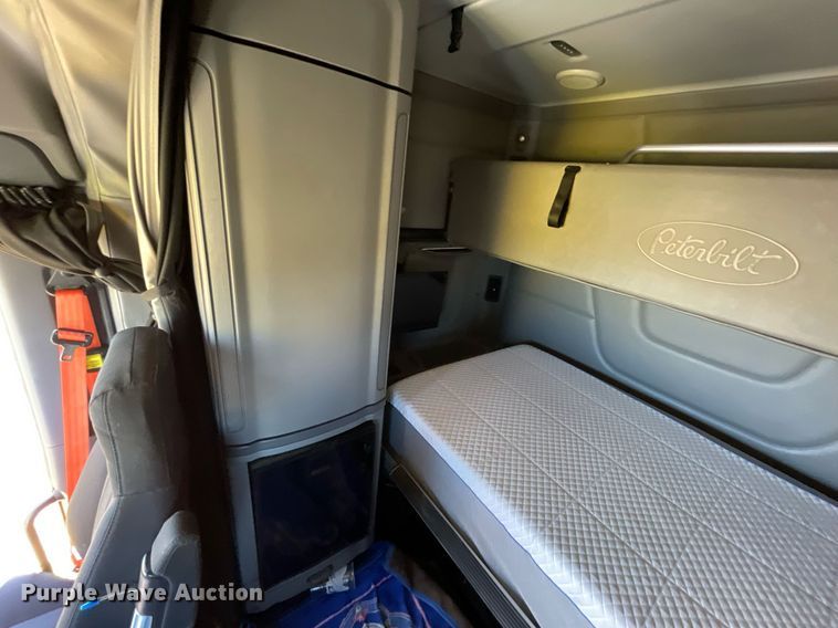 image for item NX9805 2017 Peterbilt 579  semi truck