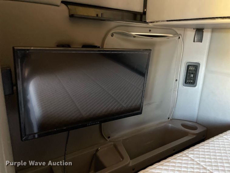 image for item NX9805 2017 Peterbilt 579  semi truck